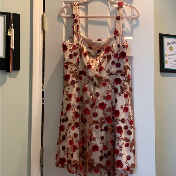 A beautiful dress - Picture 2 of 3